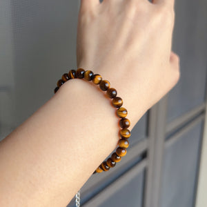 This bracelet features 26 beads of top-grade brown tiger eye gemstones, known for their natural healing properties and stunning aesthetic appeal.