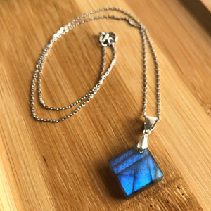 Hand-carved Labradorite Diamond Shaped Pendant | Modern 925 Silver Chain Necklace Made in Italy | Essential Jewelry for Daily Healing Chakra Energy Exposure