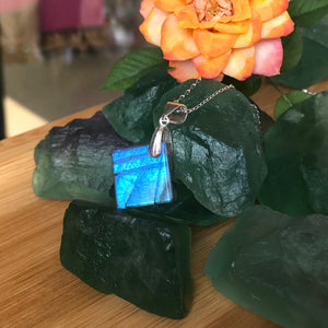 Hand-carved Labradorite Diamond Shaped Pendant | Modern 925 Silver Chain Necklace Made in Italy | Essential Jewelry for Daily Healing Chakra Energy Exposure
